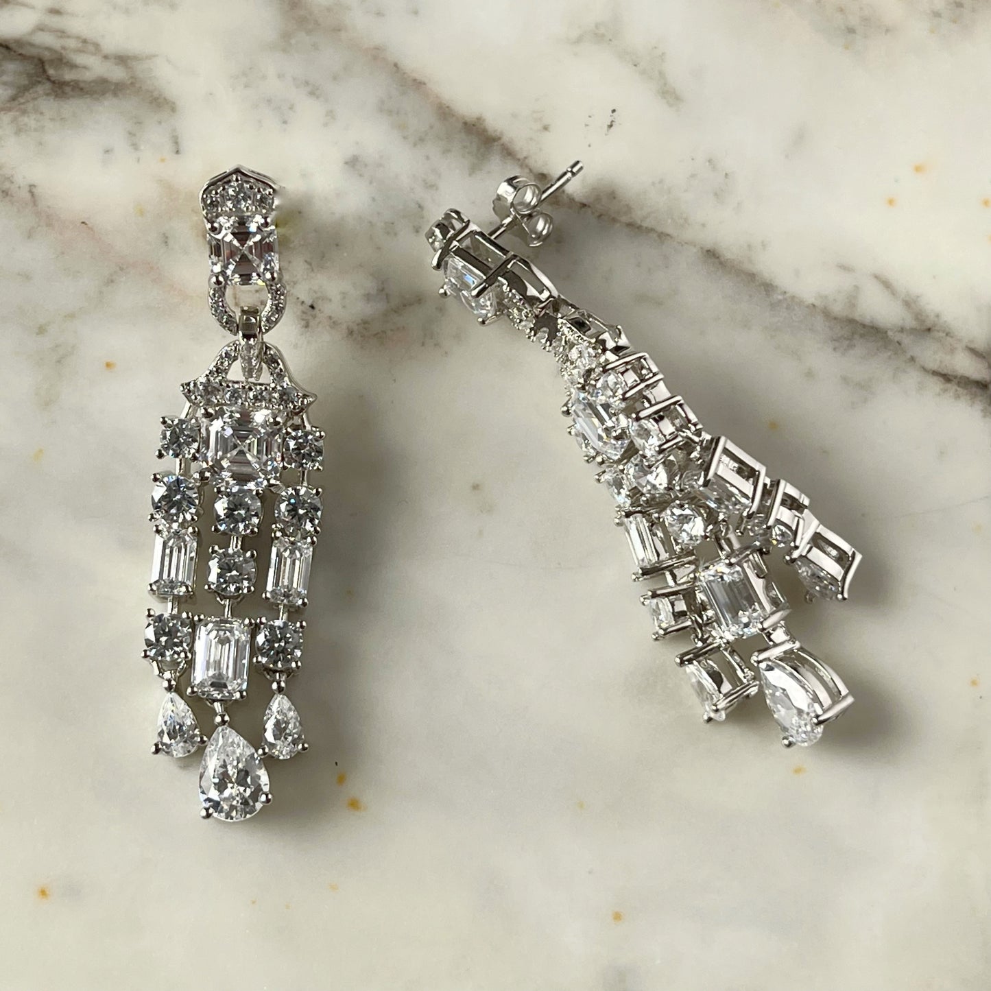 Aretes en plata con baño de platino y circonitas Ari