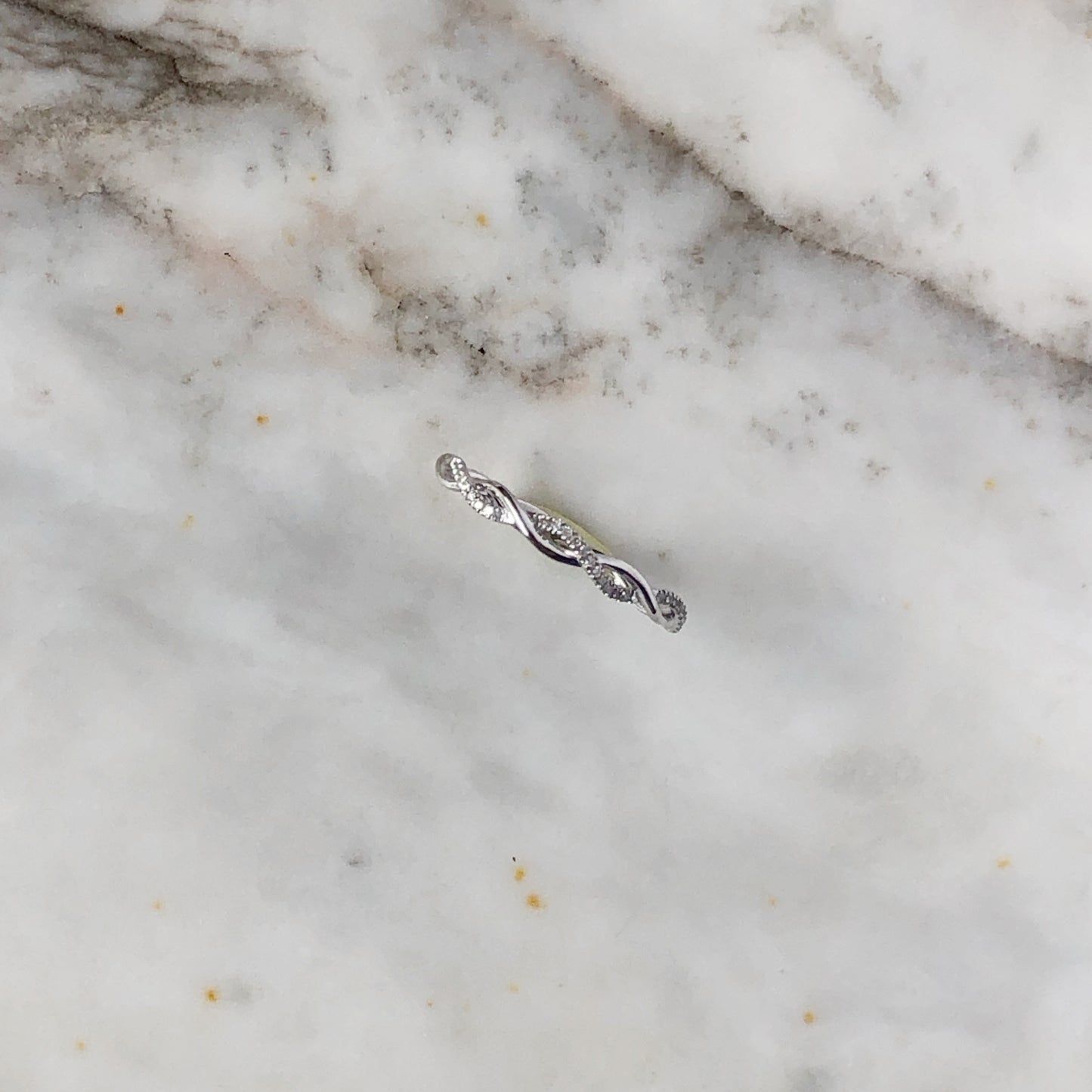 Anillo entorchado con diamantes 0.06 en oro blanco de 14k