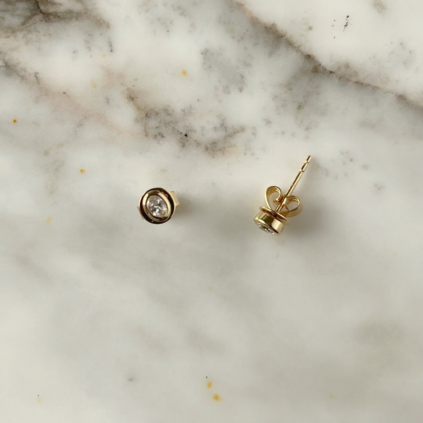Aretes con diamantes oval biselados 0.17ctw en oro amarillo 14k