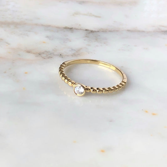 Anillo de bolitas y diamante biselado en oro de 14k