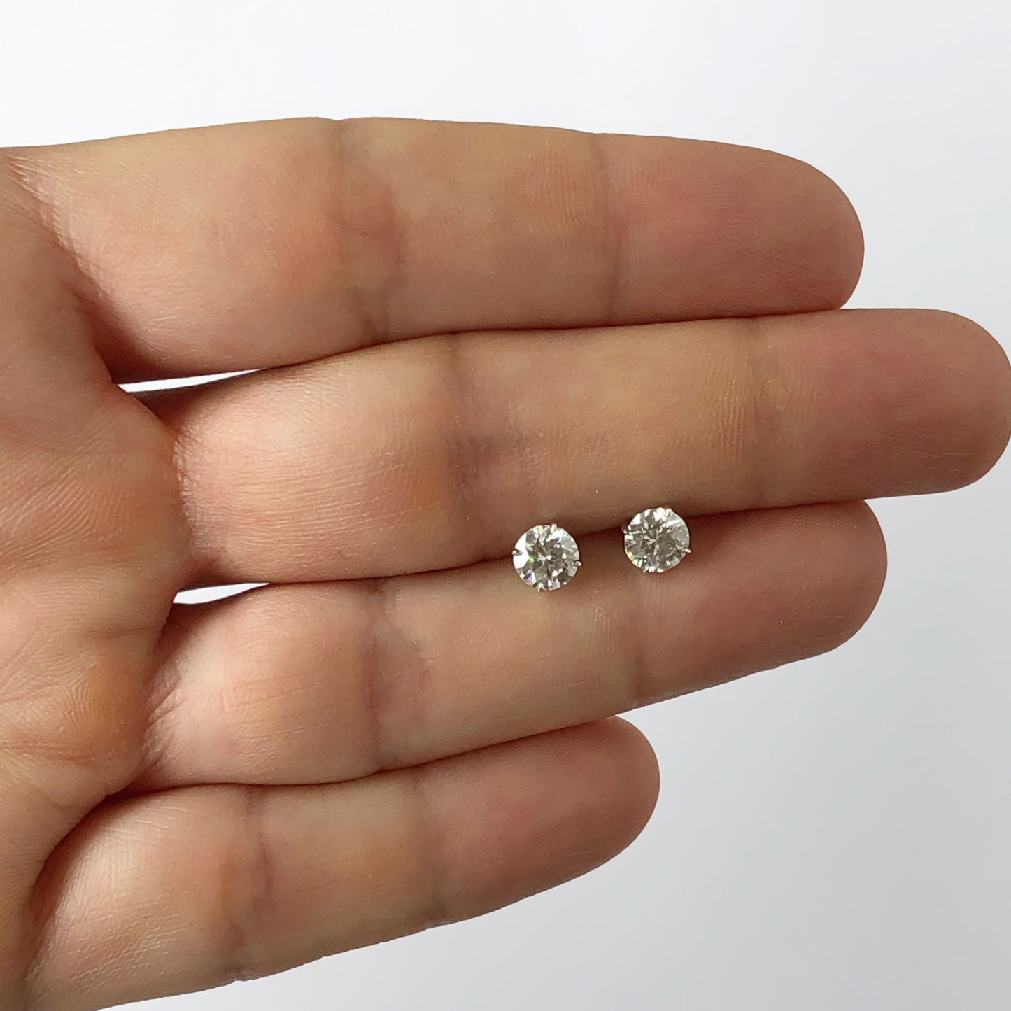 Studs de Moissanita en Oro Blanco de 14k