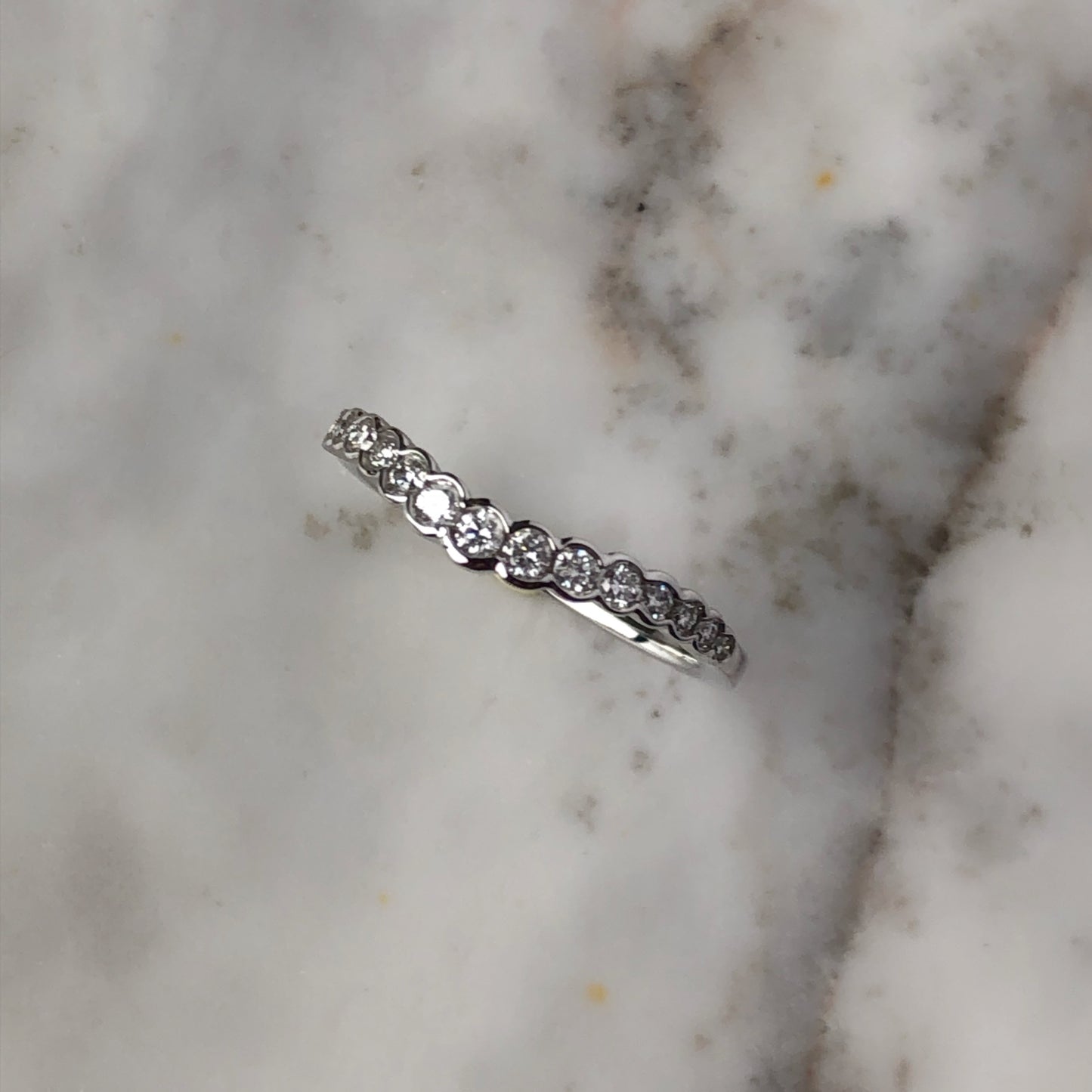 Anillo en oro 14k en forma de V con diamantes biselados 0.25ctw