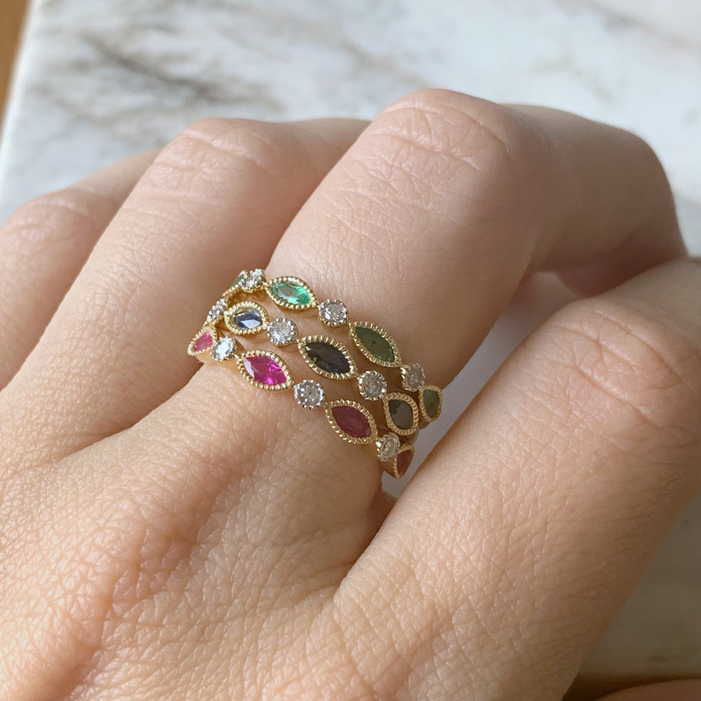 Anillo de zafiros y diamantes en oro blanco 14k