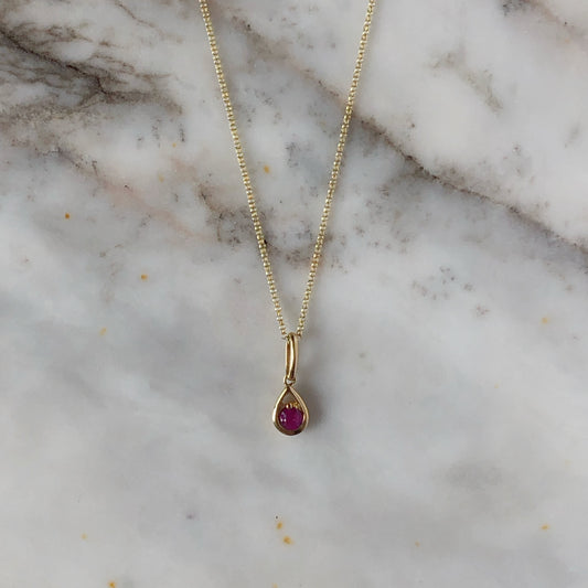 Dije pequeño de rubí 0.20ct en oro amarillo de 14k