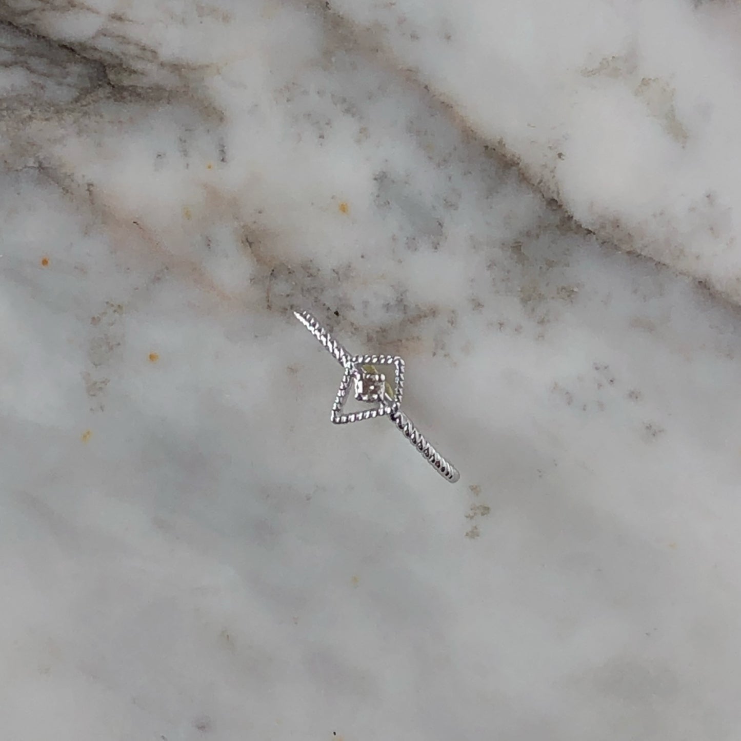 Anillo en oro blanco 14k con diamante en forma de rombo