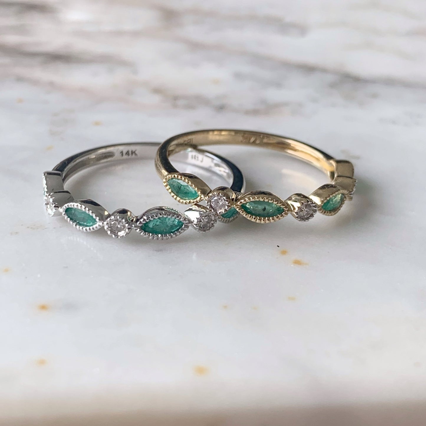 Anillo de esmeraldas y diamantes en oro amarillo 14k