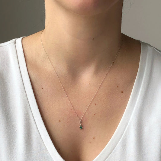 Dije pequeño de rubí 0.20ct en oro blanco de 14k