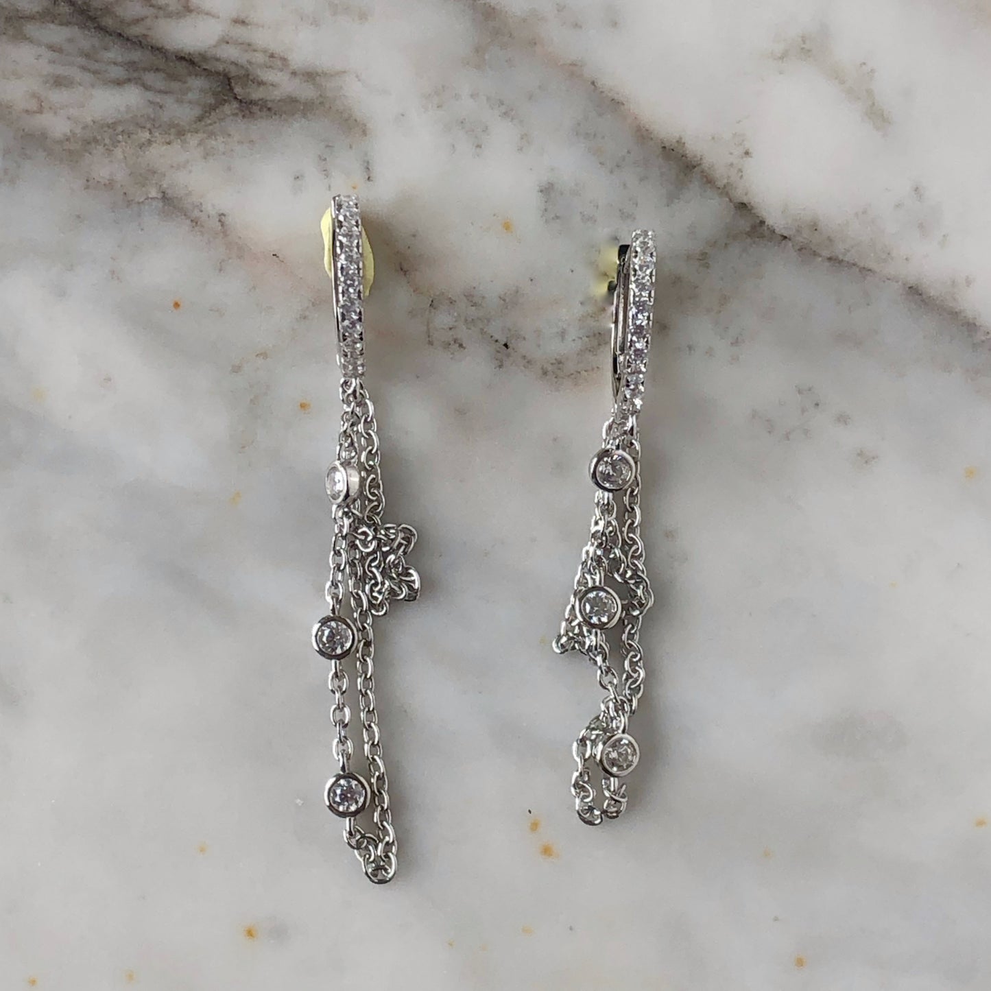 Argollas con cadenas y circones plata con baño de platino
