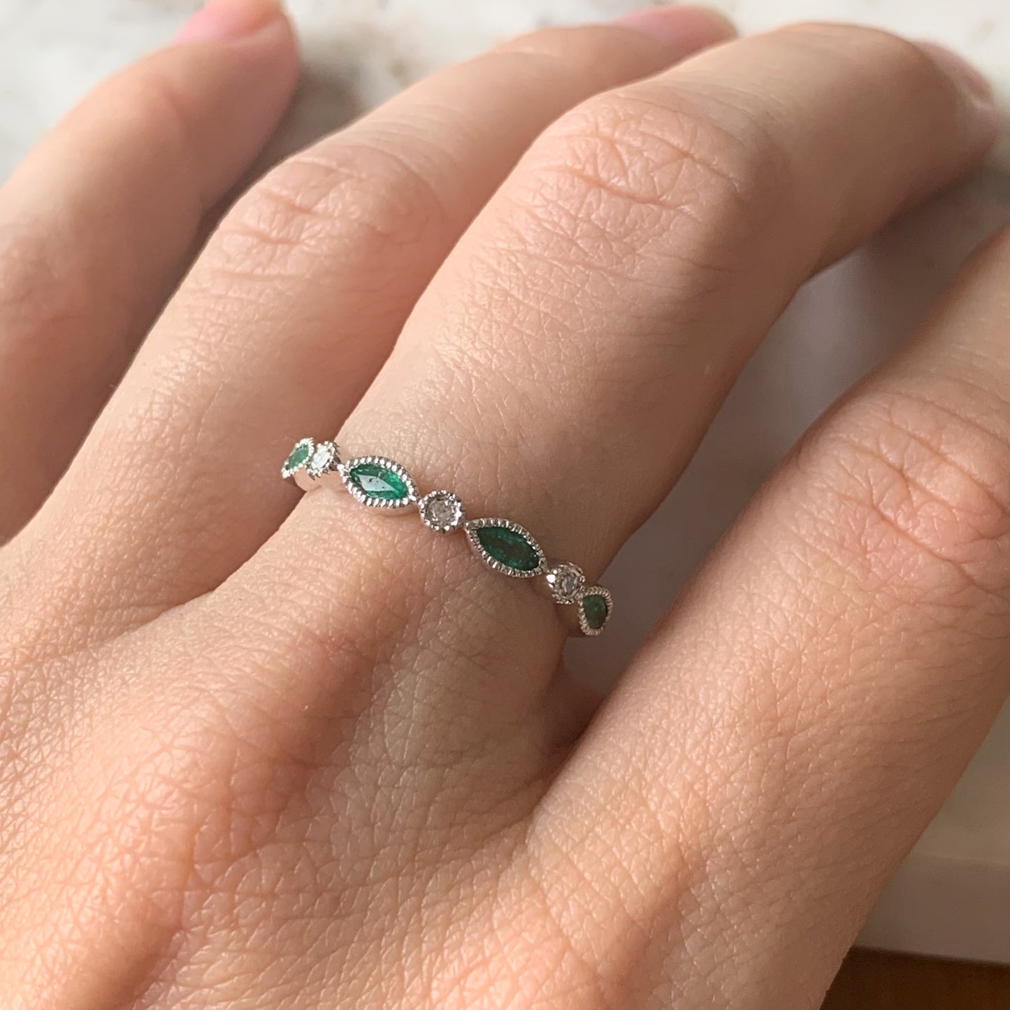 Anillo de esmeraldas y diamantes en oro amarillo 14k