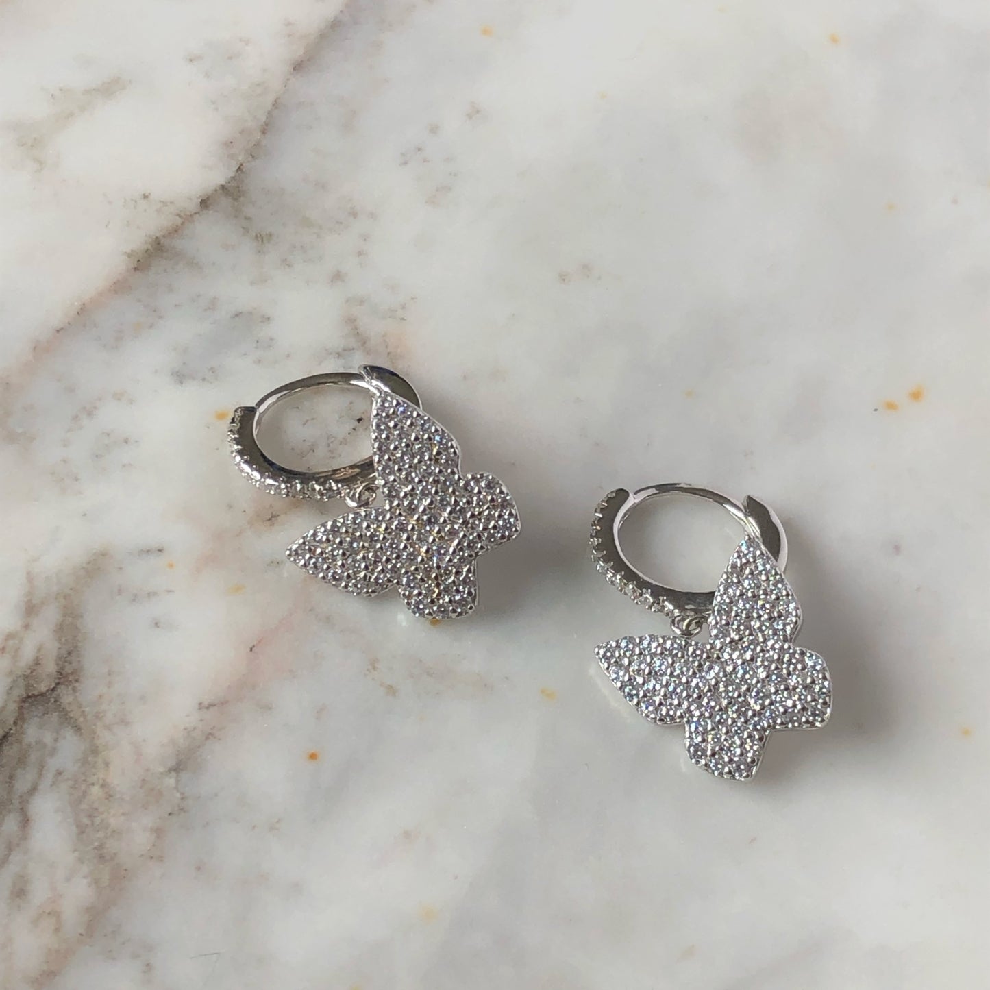 Argollas con mariposa de cz en płata con baño de platino
