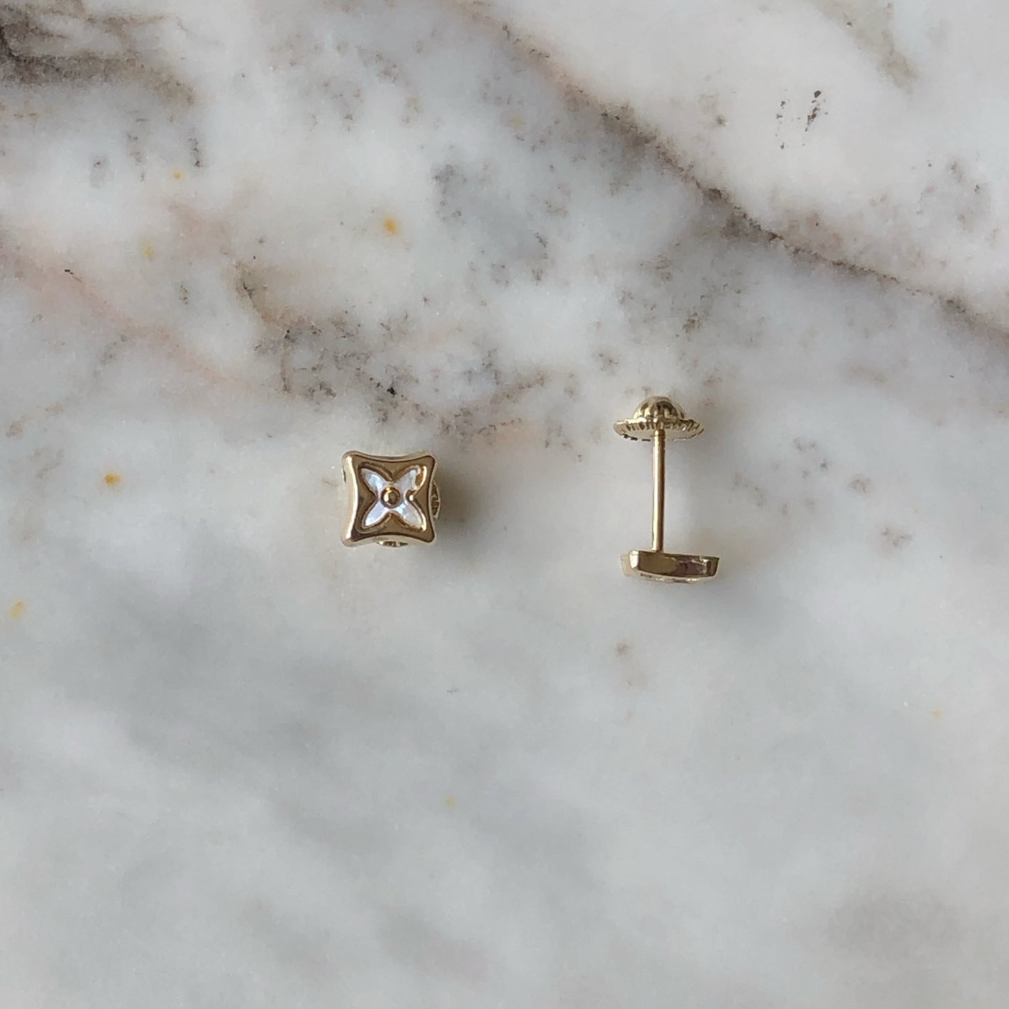 Aretes de flor con marco cuadrado en madre perla con tope ortopédico en oro amarillo de 14k
