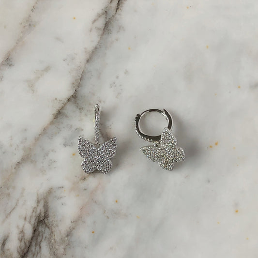 Argollas con mariposa de cz en płata con baño de platino