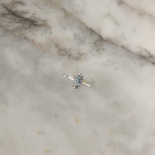 Anillo en oro blanco 14K con marquesa de aquamarina y halo de diamantes 0.12ctw (Copy)