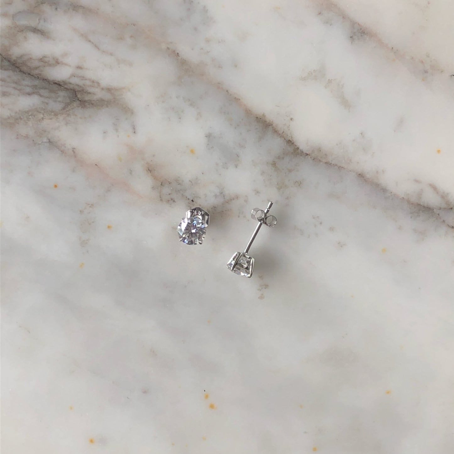 Studs de Moissanita en Oro Blanco de 14k
