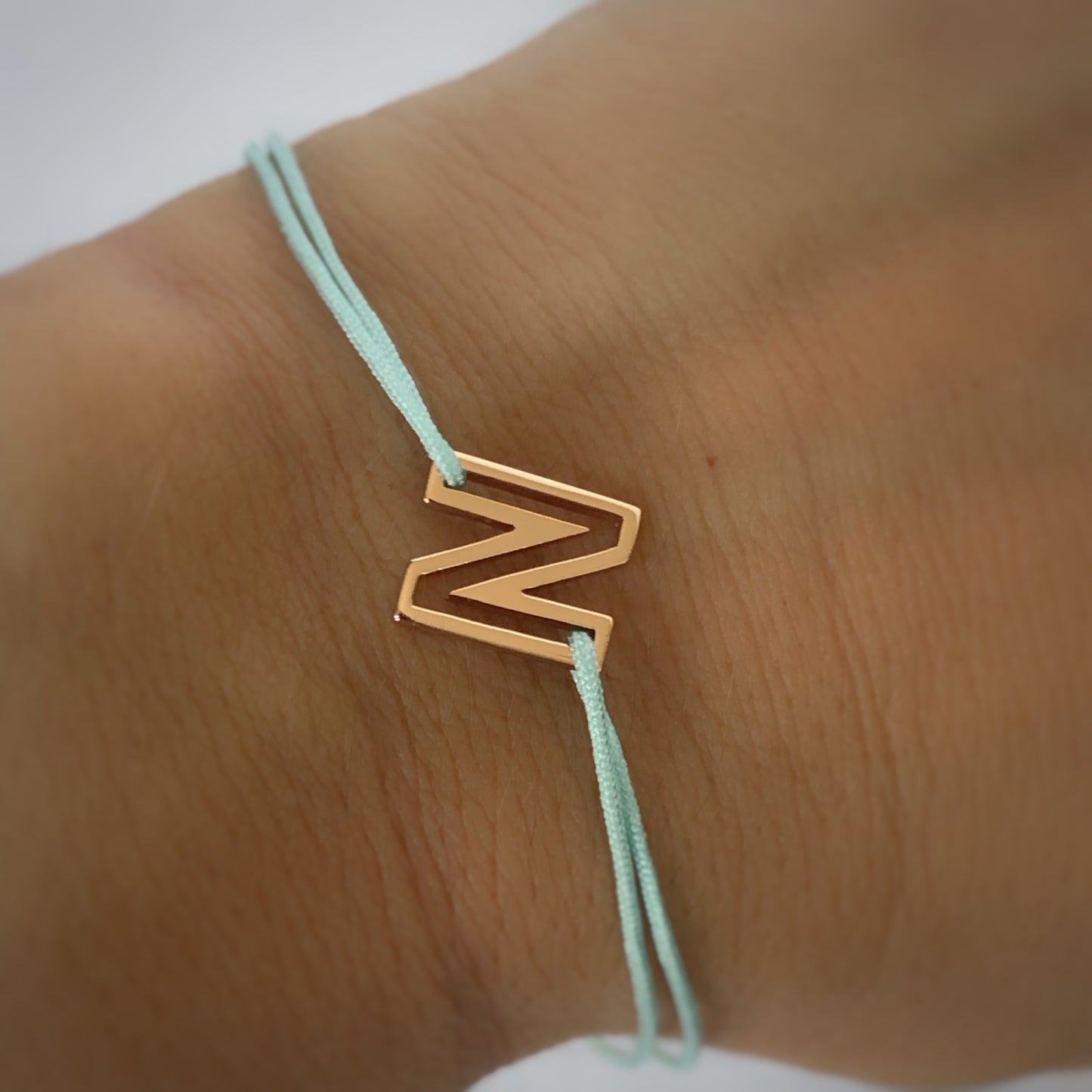 Pulsera con cordon con letra N en baño de oro amarillo
