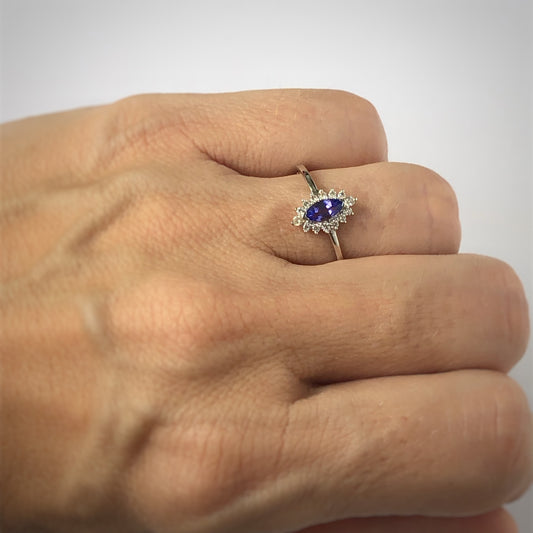 Anillo en oro blanco 14K con marquesa de tanzanita y halo de diamantes 0.12ctw