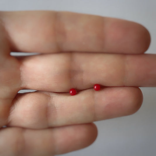 Arete bolita de coral en oro amarillo de 18k con tope ortopédico