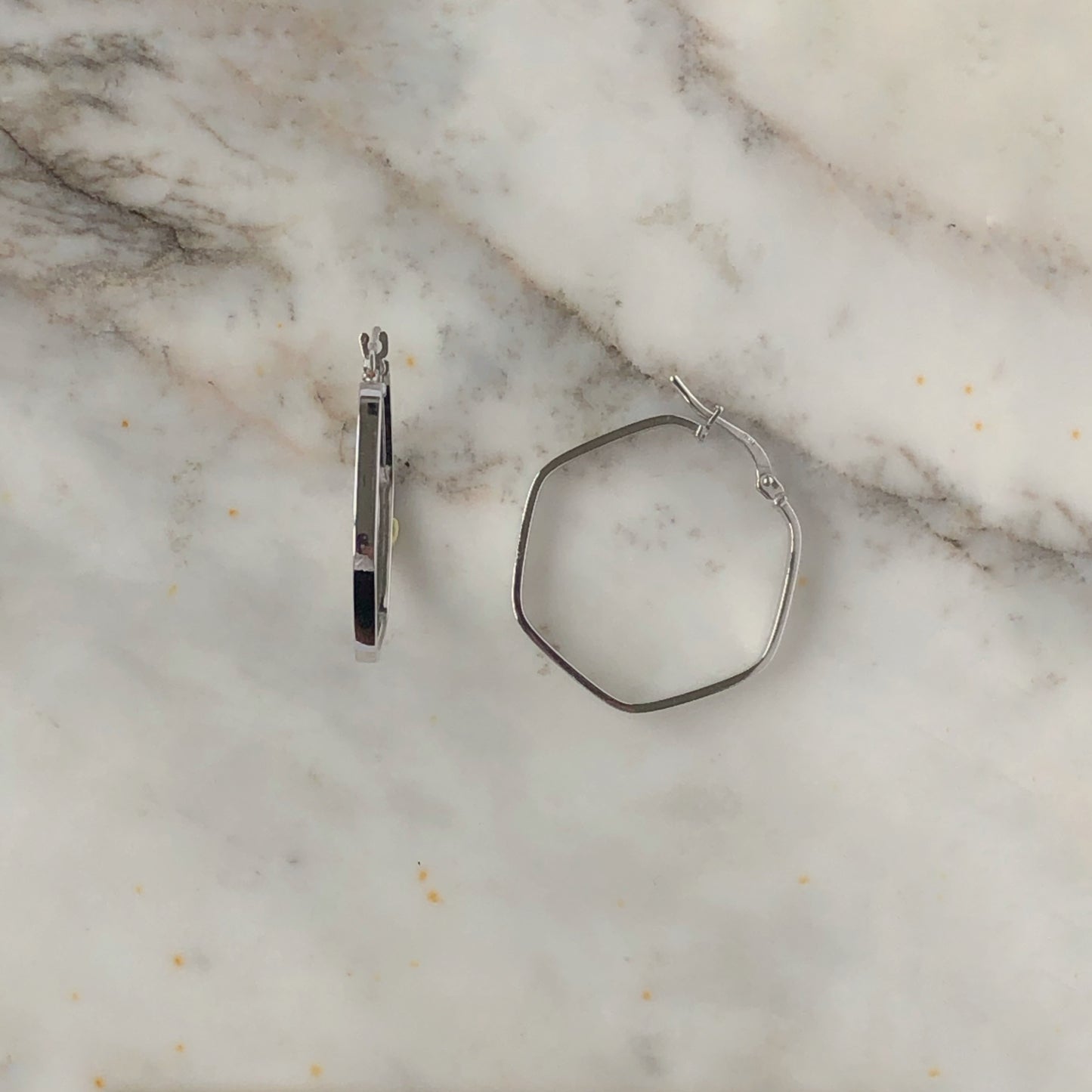 Argollas en forma Hexagonal en Oro Blanco de 14k