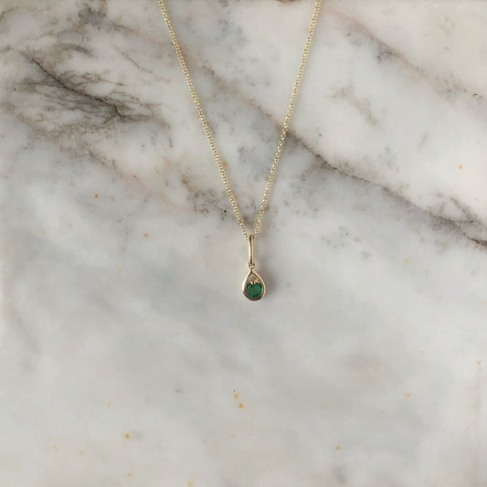 Dije pequeño de esmeralda 0.12ct en oro amarillo de 14k