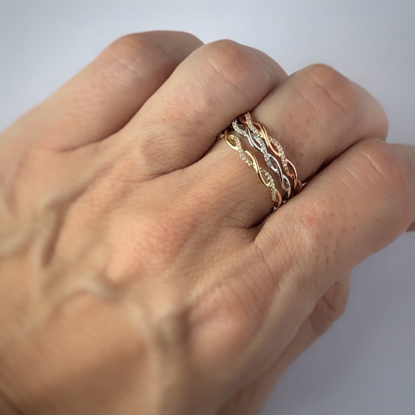Anillo entorchado con diamantes 0.06 en oro blanco de 14k