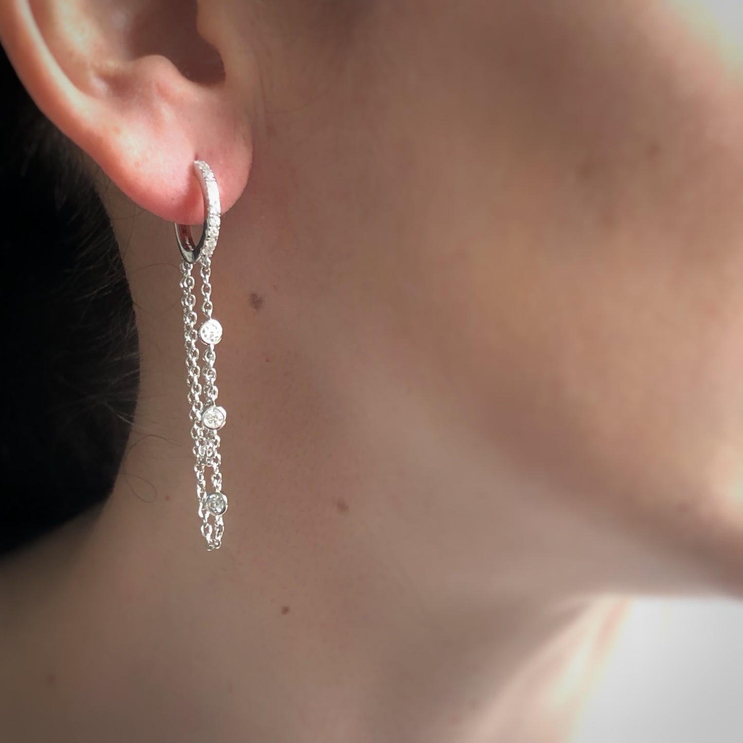 Argollas con cadenas y circones plata con baño de platino