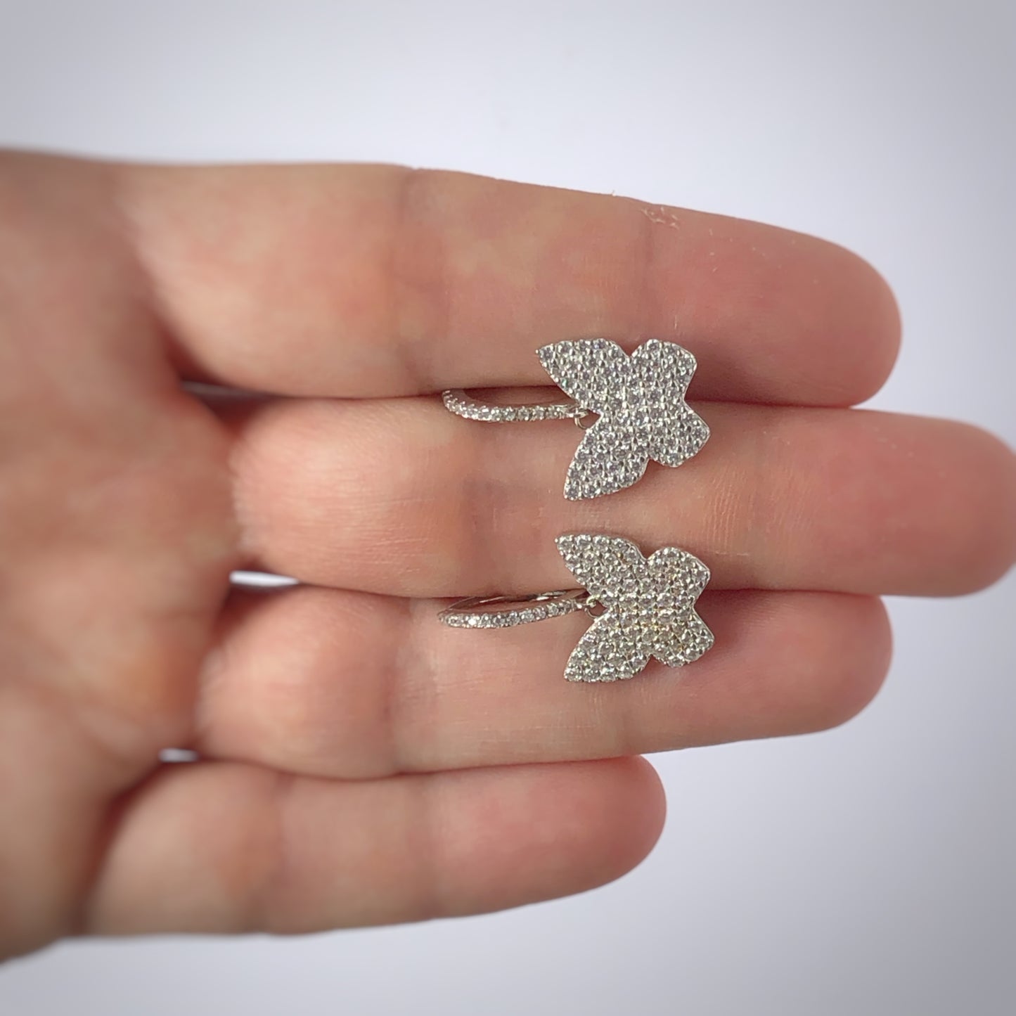 Argollas con mariposa de cz en płata con baño de platino