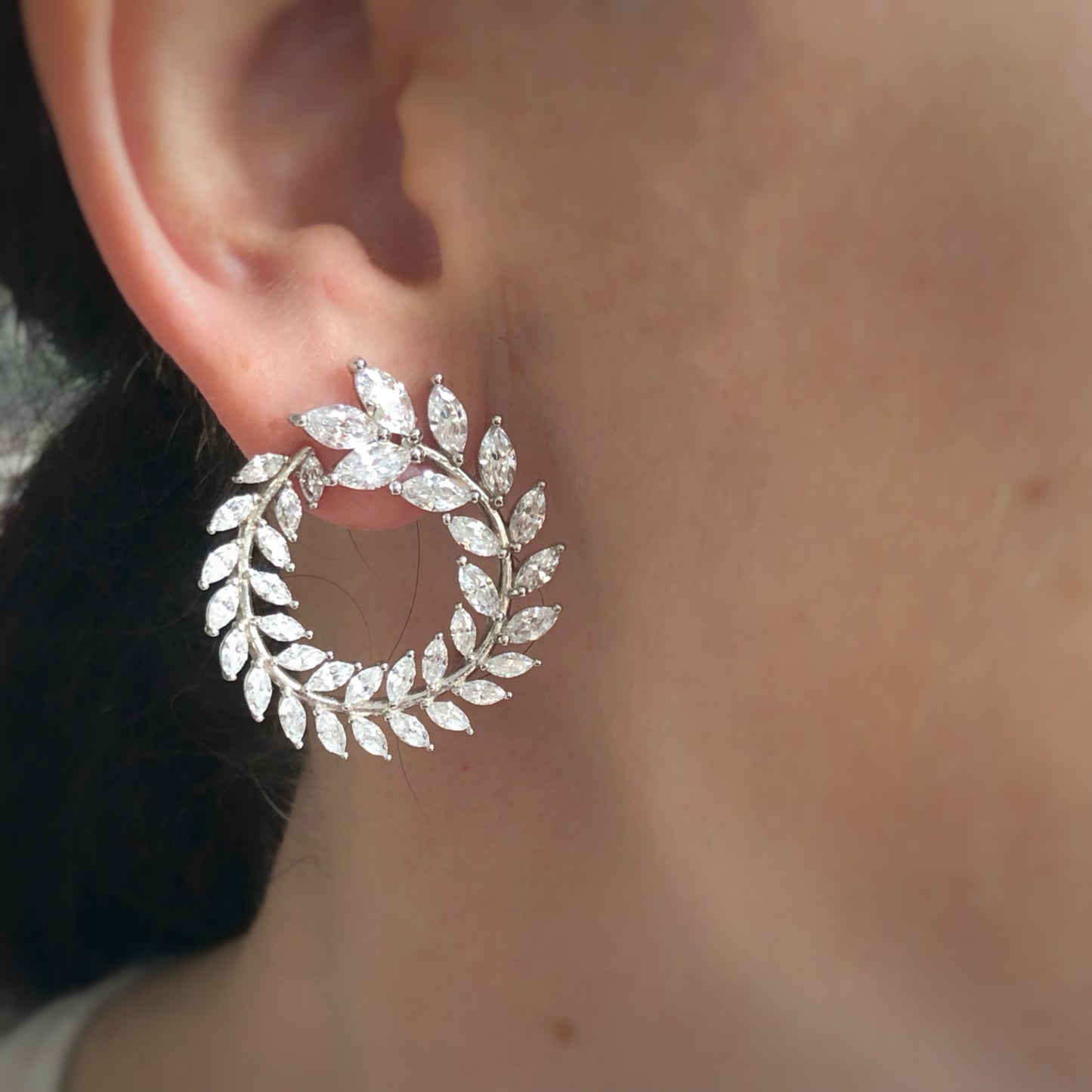 Aretes hojitas circones en plata con baño de platino