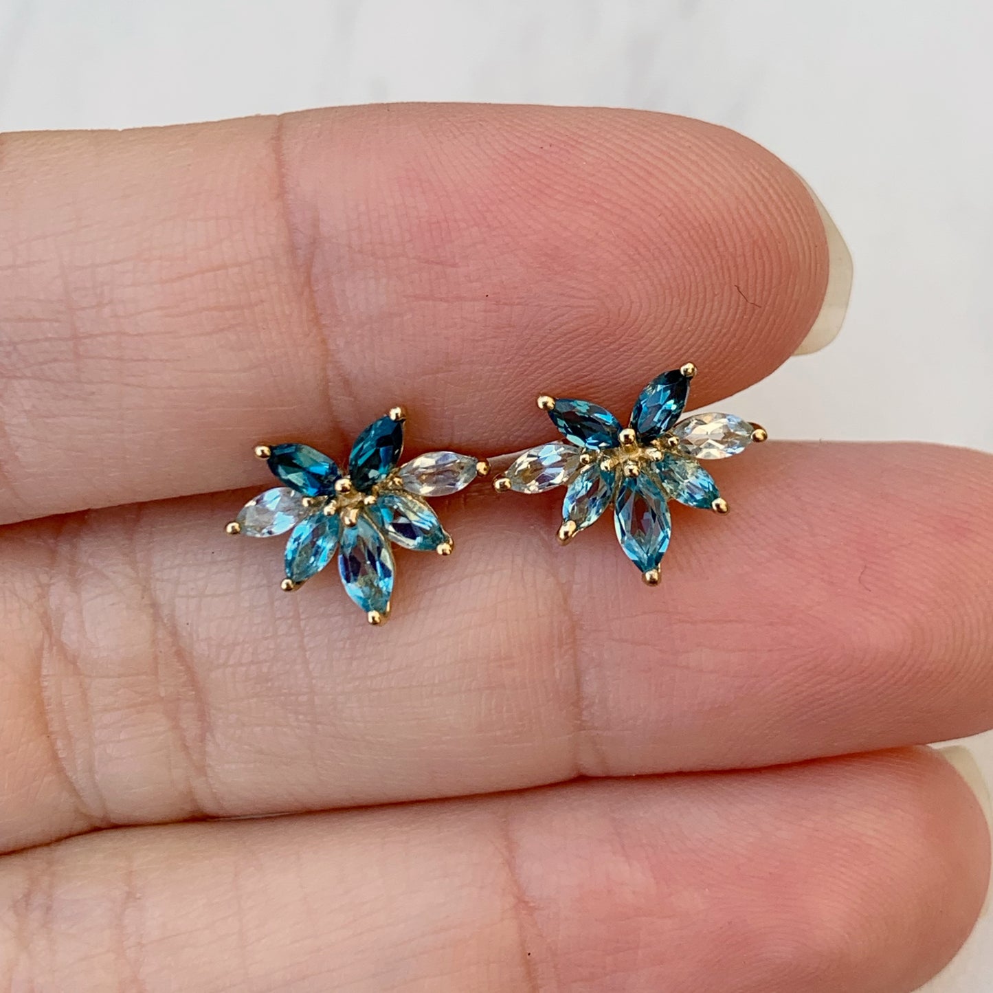 Aretes en oro amarillo 10k con topacios en varios tonos de azul 1.44ctw