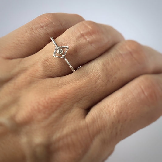 Anillo en oro blanco 14k con diamante en forma de rombo