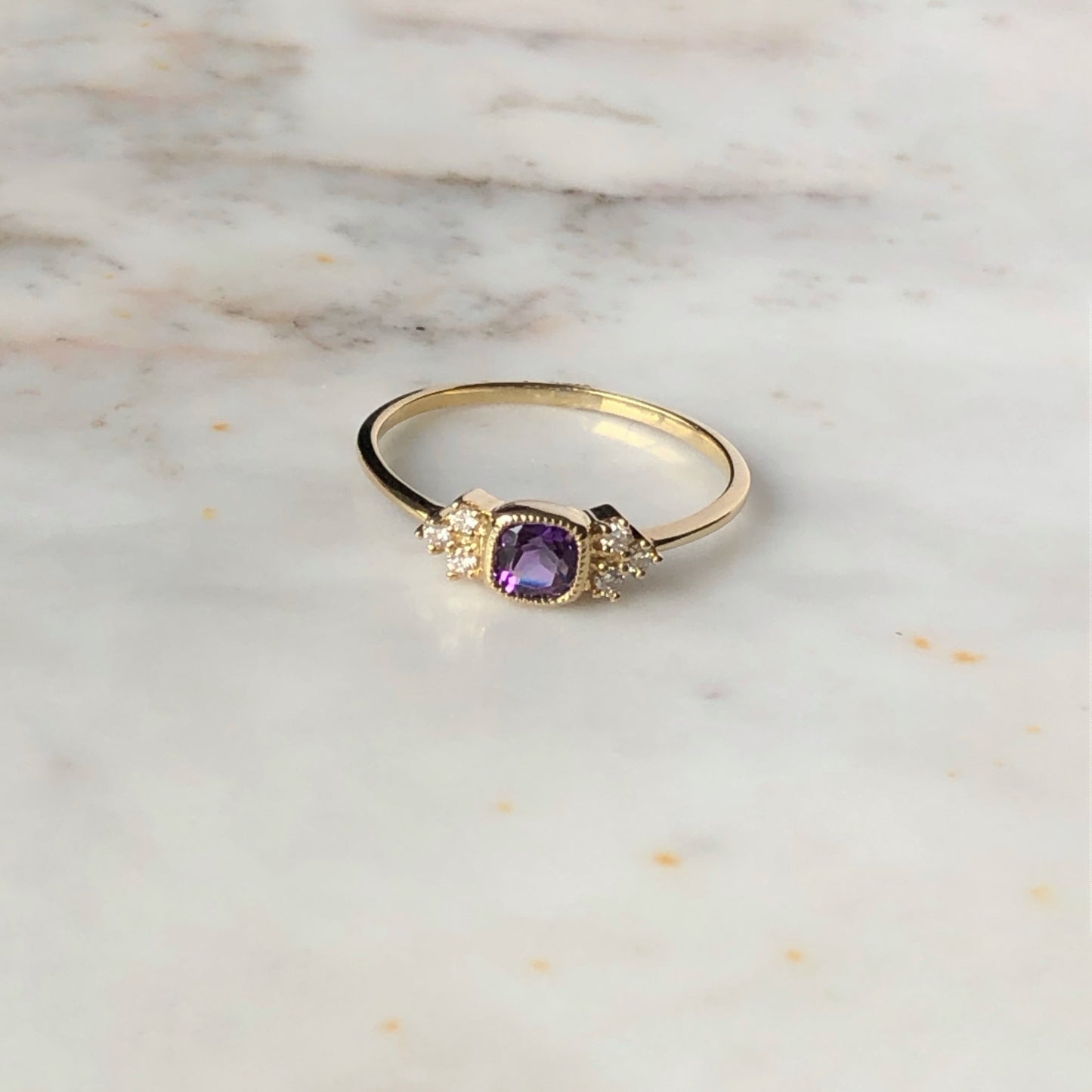 Anillo con amatista corte cushion y 0.10ctw de diamantes en oro amarillo 10k