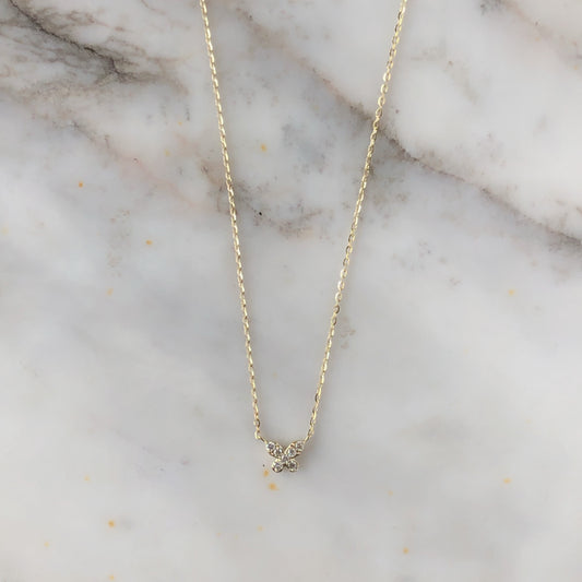 Collar en oro amarillo 14k con mariposita de diamantes 0.06ctw