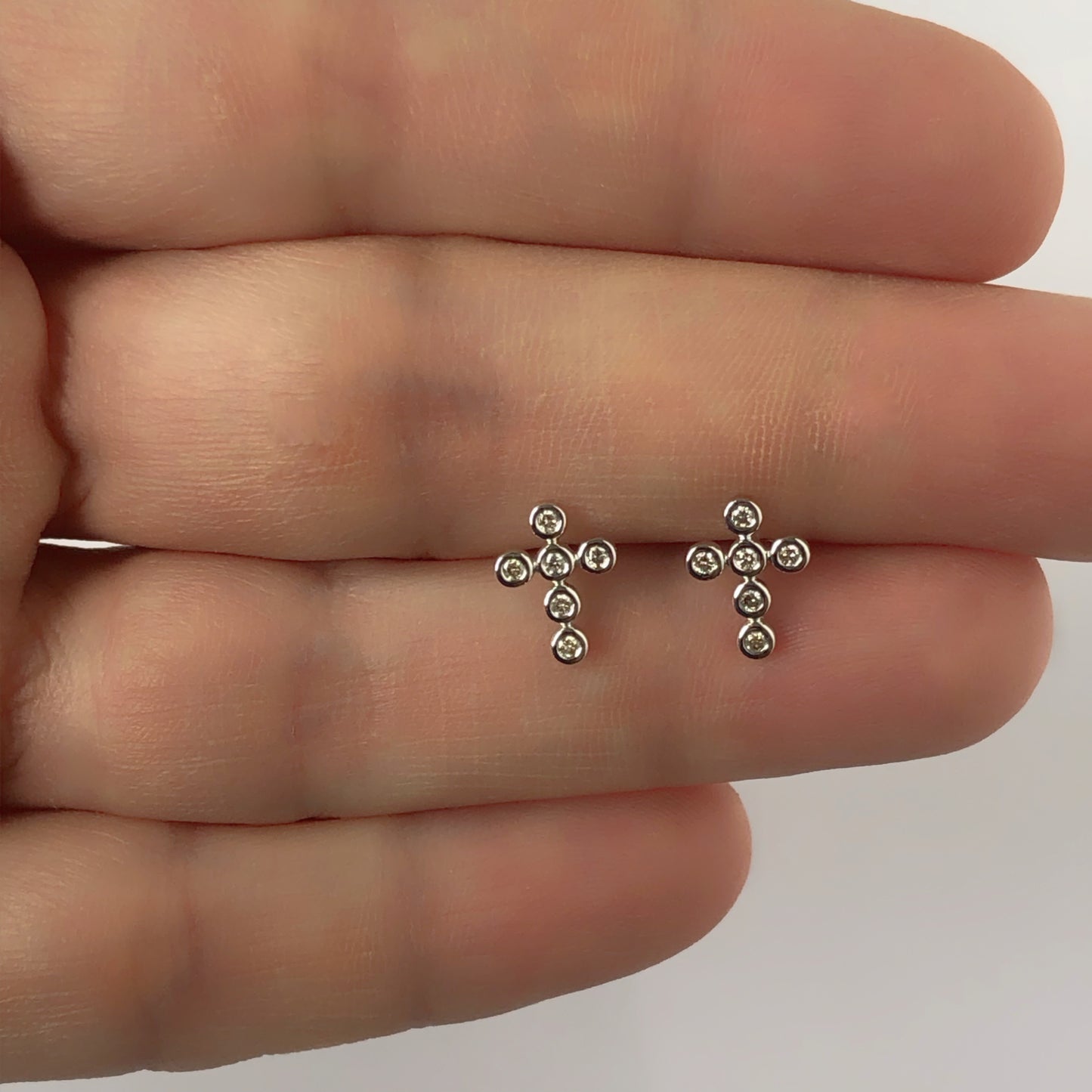 Arete de cruz de diamantes de 0.10ctw en oro blanco de 14k