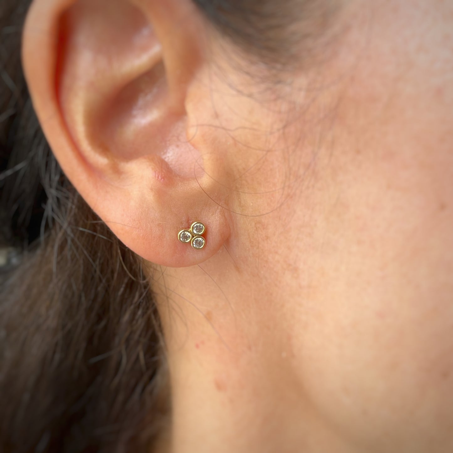 Arete piercing single de 3 circonitas biseladas en oro amarillo de 14 k