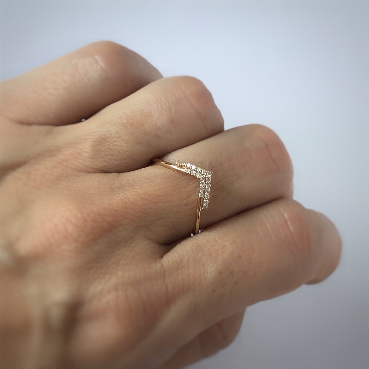 Anillo en V doble de diamantes 0.10ctw oro rosa 18k