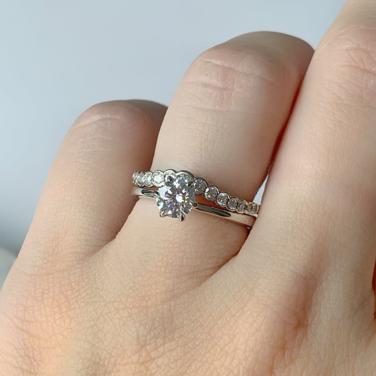 Anillo en oro 14k en forma de V con diamantes biselados 0.25ctw