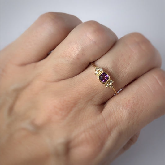 Anillo con amatista corte cushion y 0.10ctw de diamantes en oro amarillo 10k