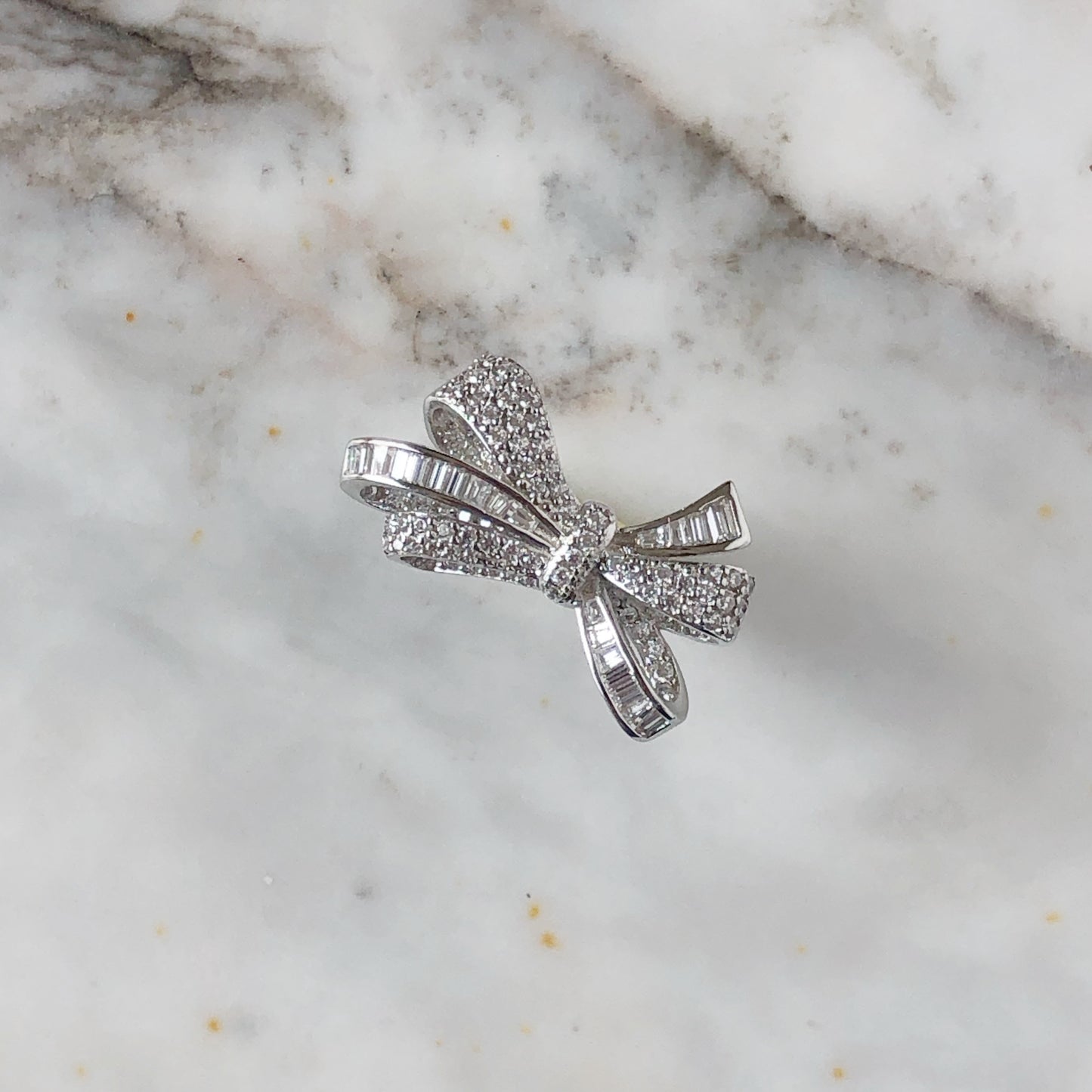 Anillo lazo con circones en plata con baño de platino