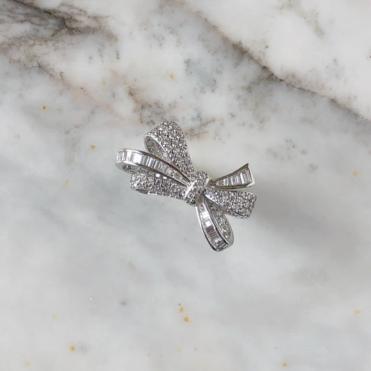 Anillo lazo con circones en plata con baño de platino
