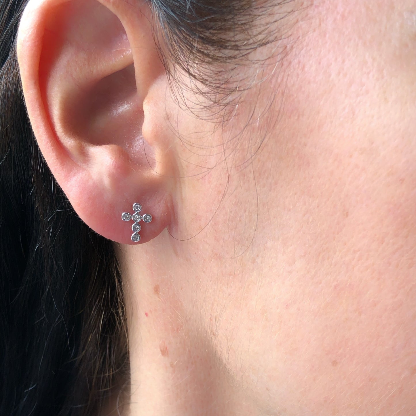 Arete de cruz de diamantes de 0.10ctw en oro blanco de 14k