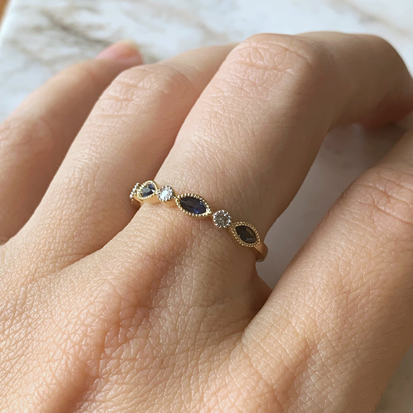 Anillo de zafiros y diamantes en oro blanco 14k