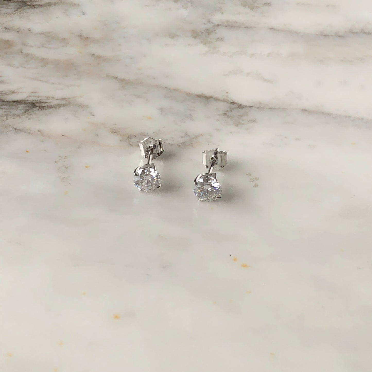 Studs de Moissanita en Oro Blanco de 14k