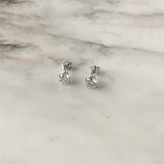Studs de Moissanita en Oro Blanco de 14k