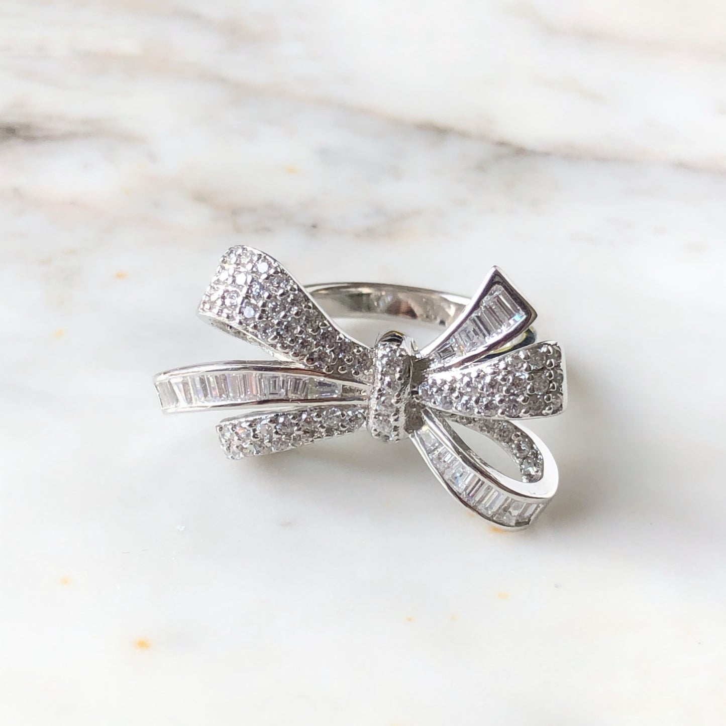 Anillo lazo con circones en plata con baño de platino