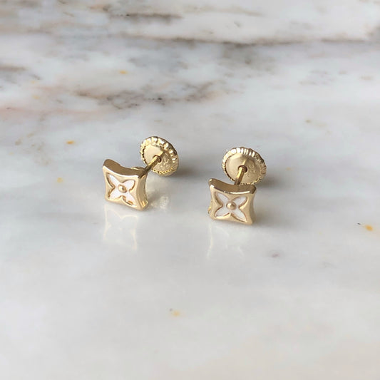 Aretes de flor con marco cuadrado en madre perla con tope ortopédico en oro amarillo de 14k