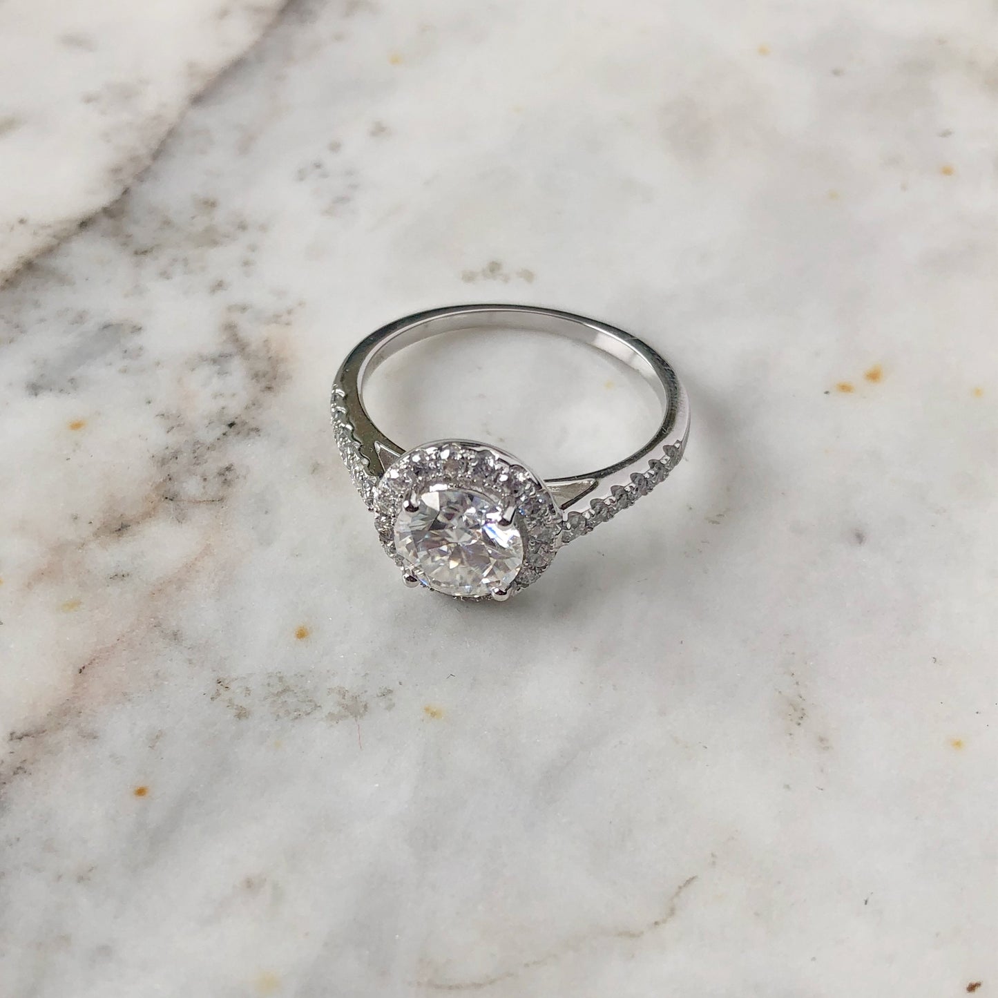 Anillo en oro blanco 14k con moissanita
