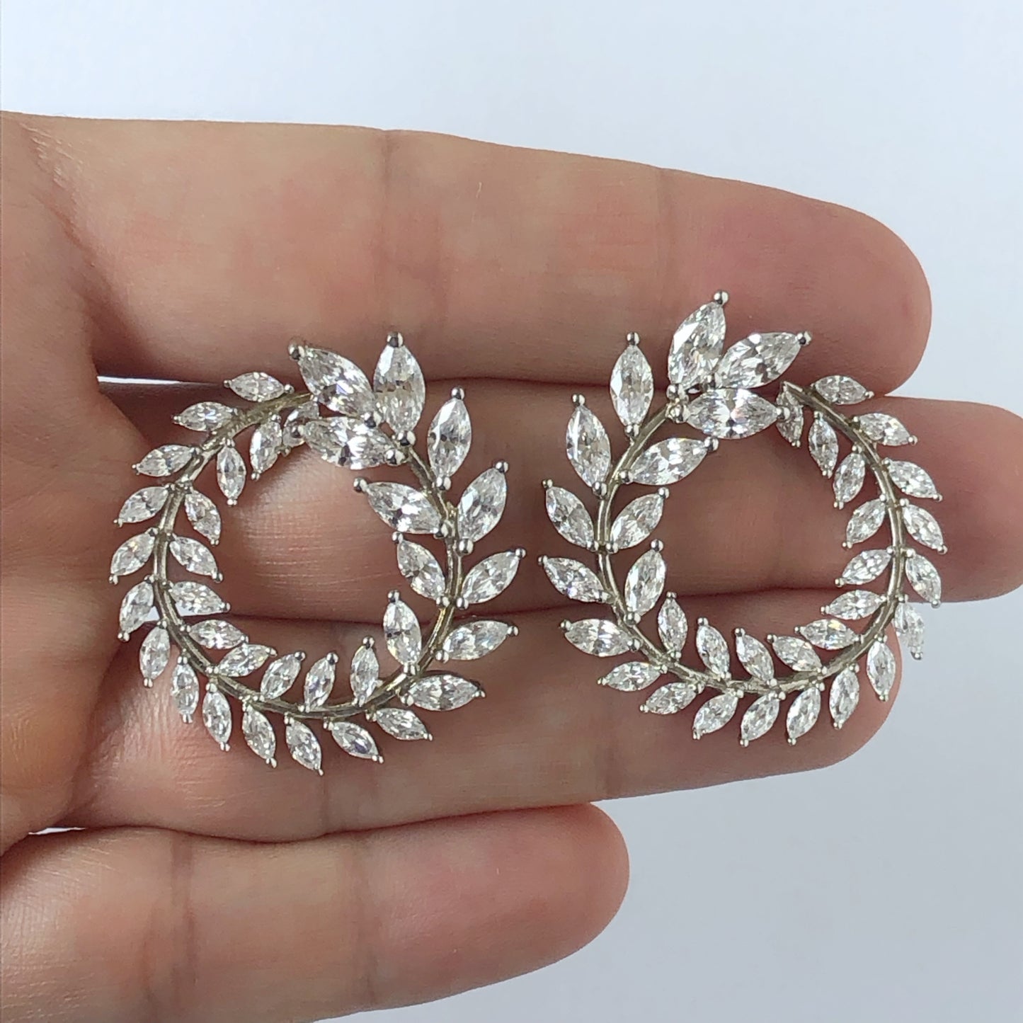 Aretes hojitas circones en plata con baño de platino