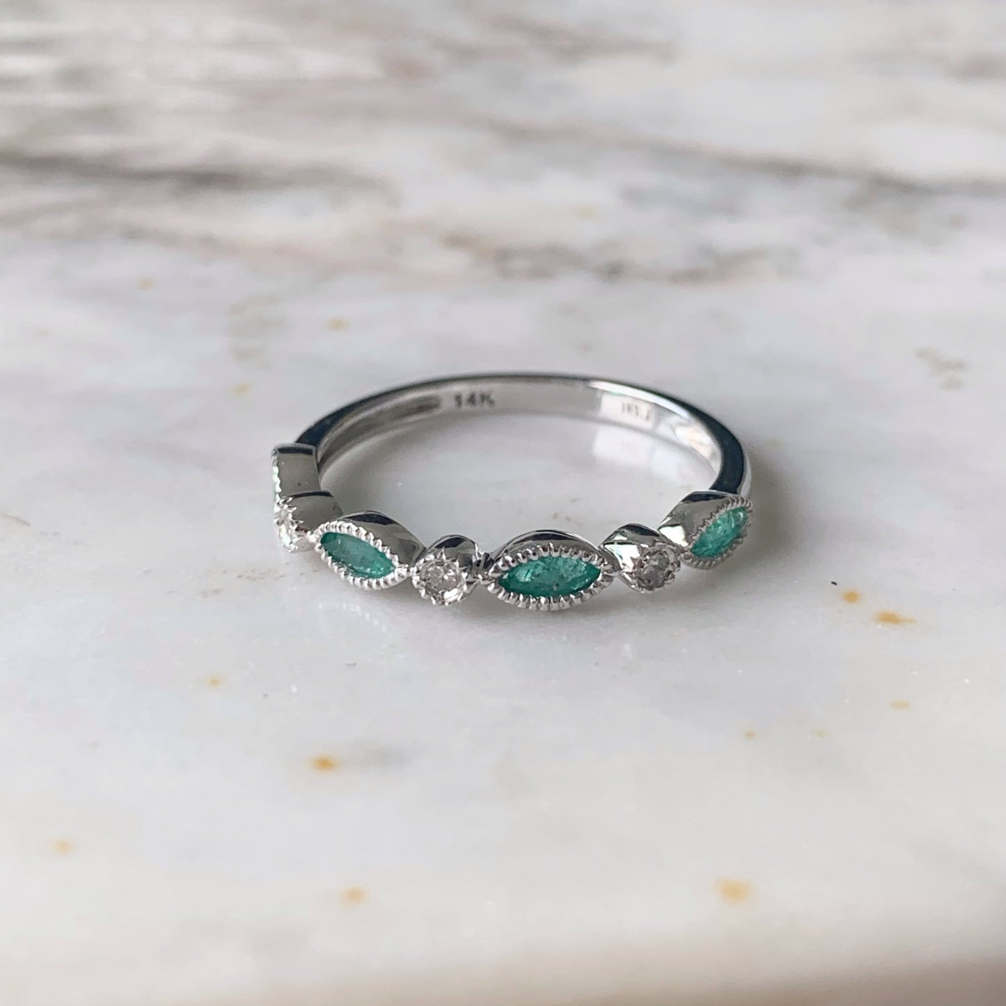 Anillo de esmeraldas y diamantes en oro amarillo 14k