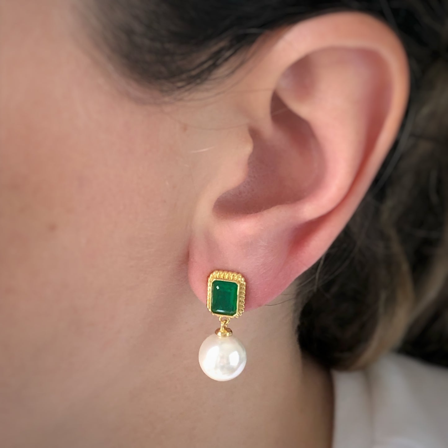 Arete de plata con baño de oro amarillo con perla y esmeralda sintética