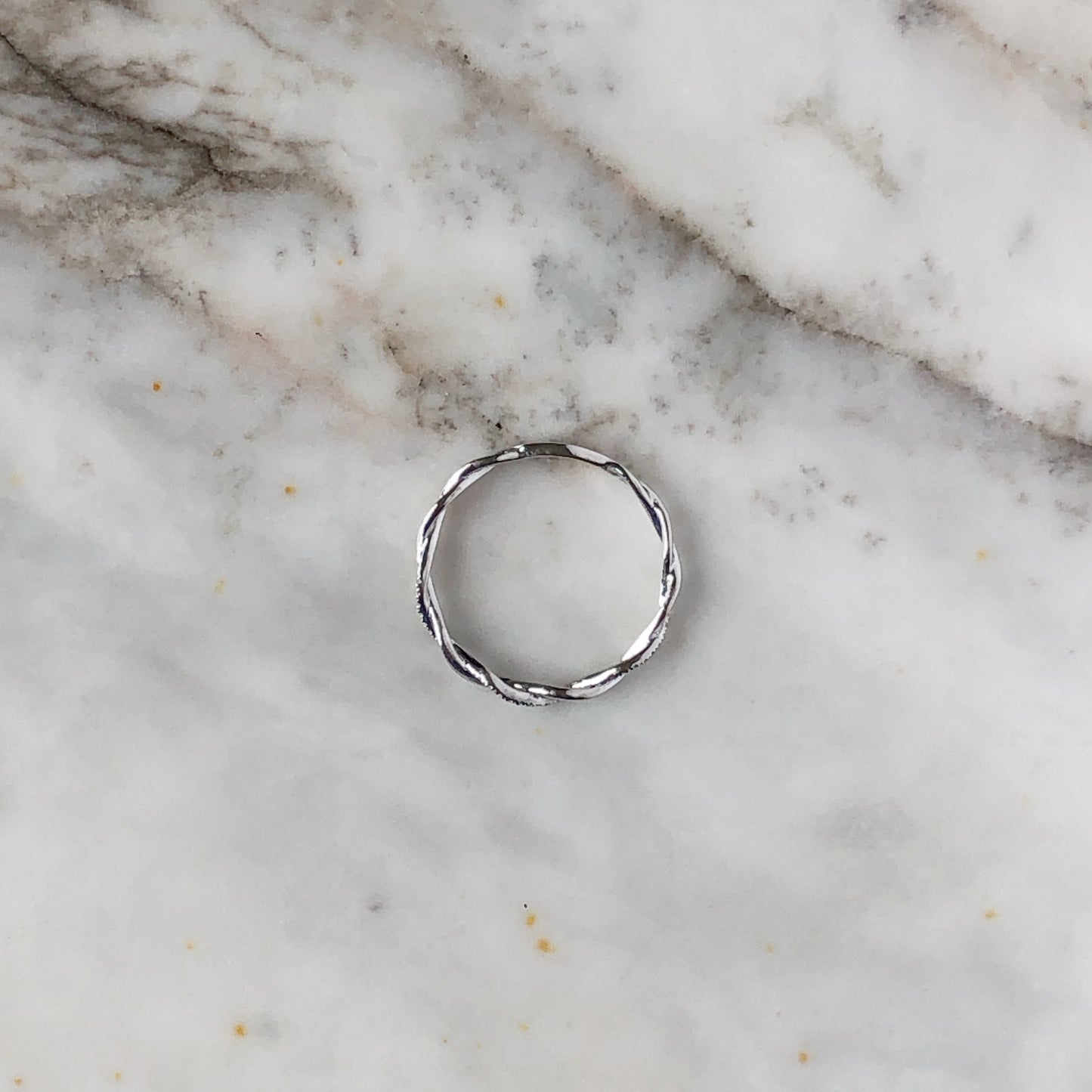Anillo entorchado con diamantes 0.06 en oro blanco de 14k