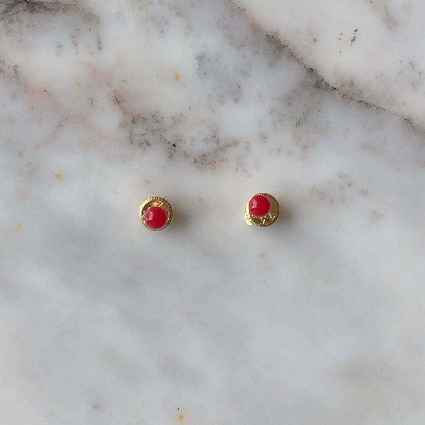 Arete bolita de coral en oro amarillo de 18k con tope ortopédico